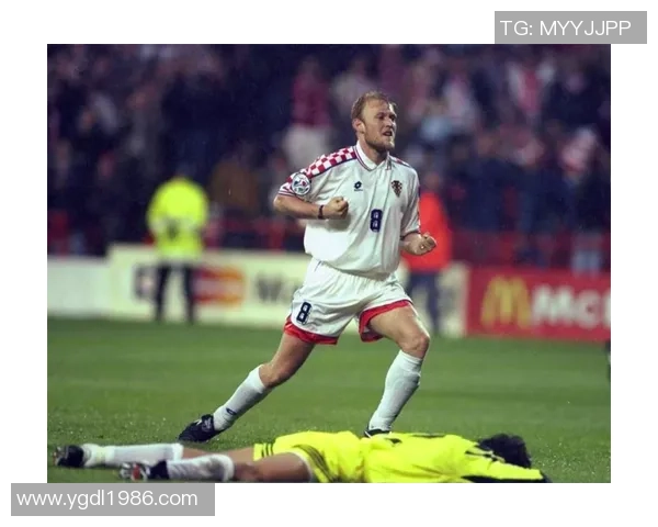 足球球星卡拆解:聚焦皇马与巴萨的传世传奇球员卡牌魅力 足球球星卡拆解:聚焦皇马与巴萨的传世传奇球员卡牌魅力